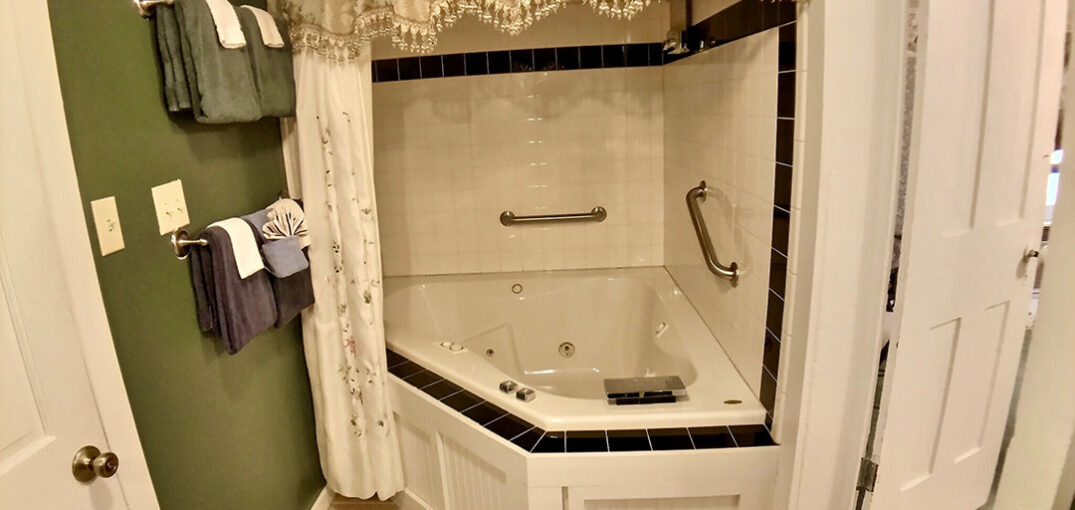 Piedmont House - Crystal Terrace Suite Bathroom 1 Jacuzzi Tub