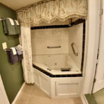 Piedmont House - Crystal Terrace Suite Bathroom 1 Jacuzzi Tub