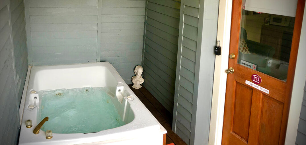 Piedmont House - Edgewood Terrance Suite Outdoor Spa Tub