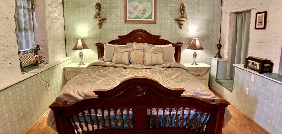 Piedmont House - Hideaway Suite King Bed 2
