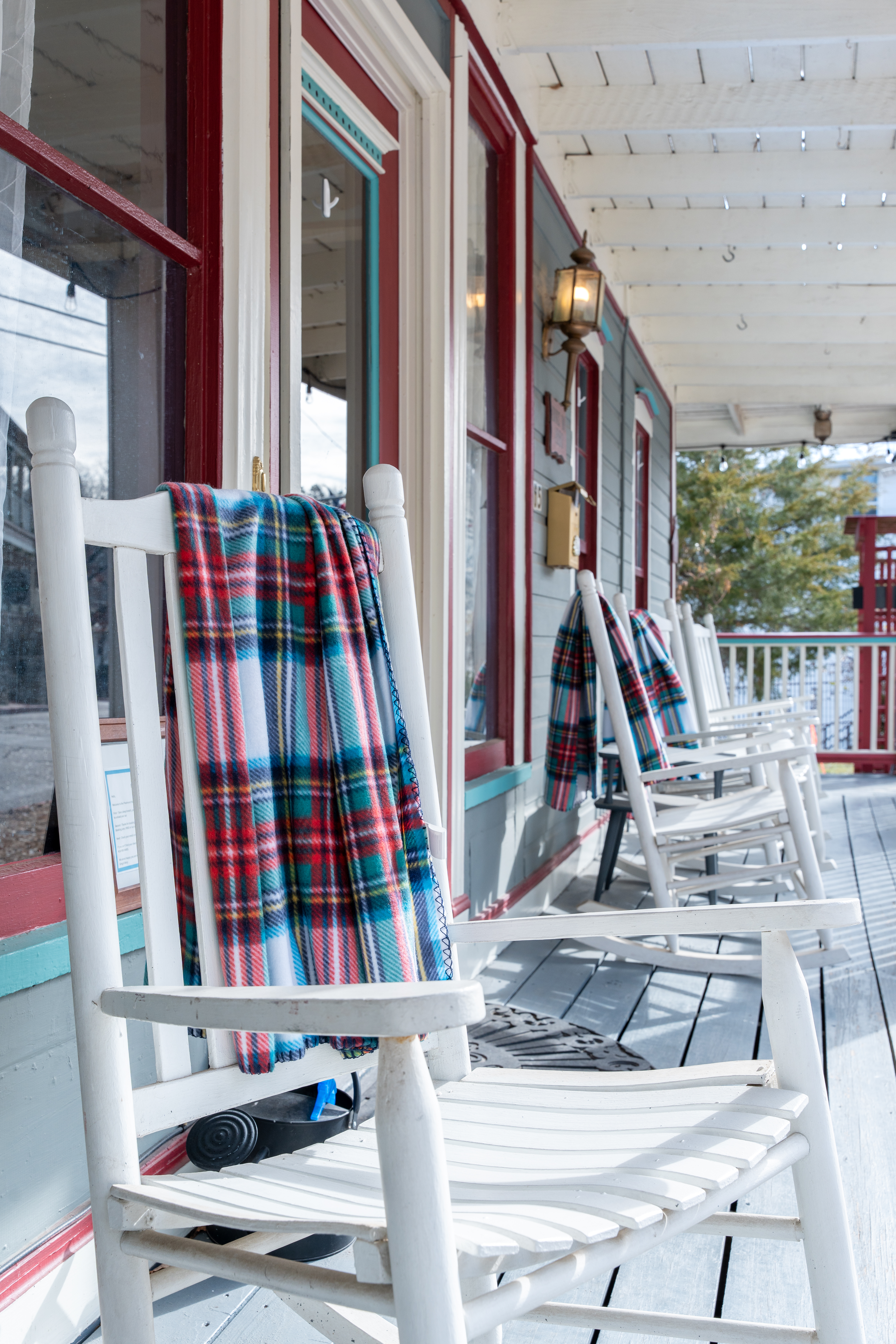 Piedmont House rocking chair with blanket Sam jpg